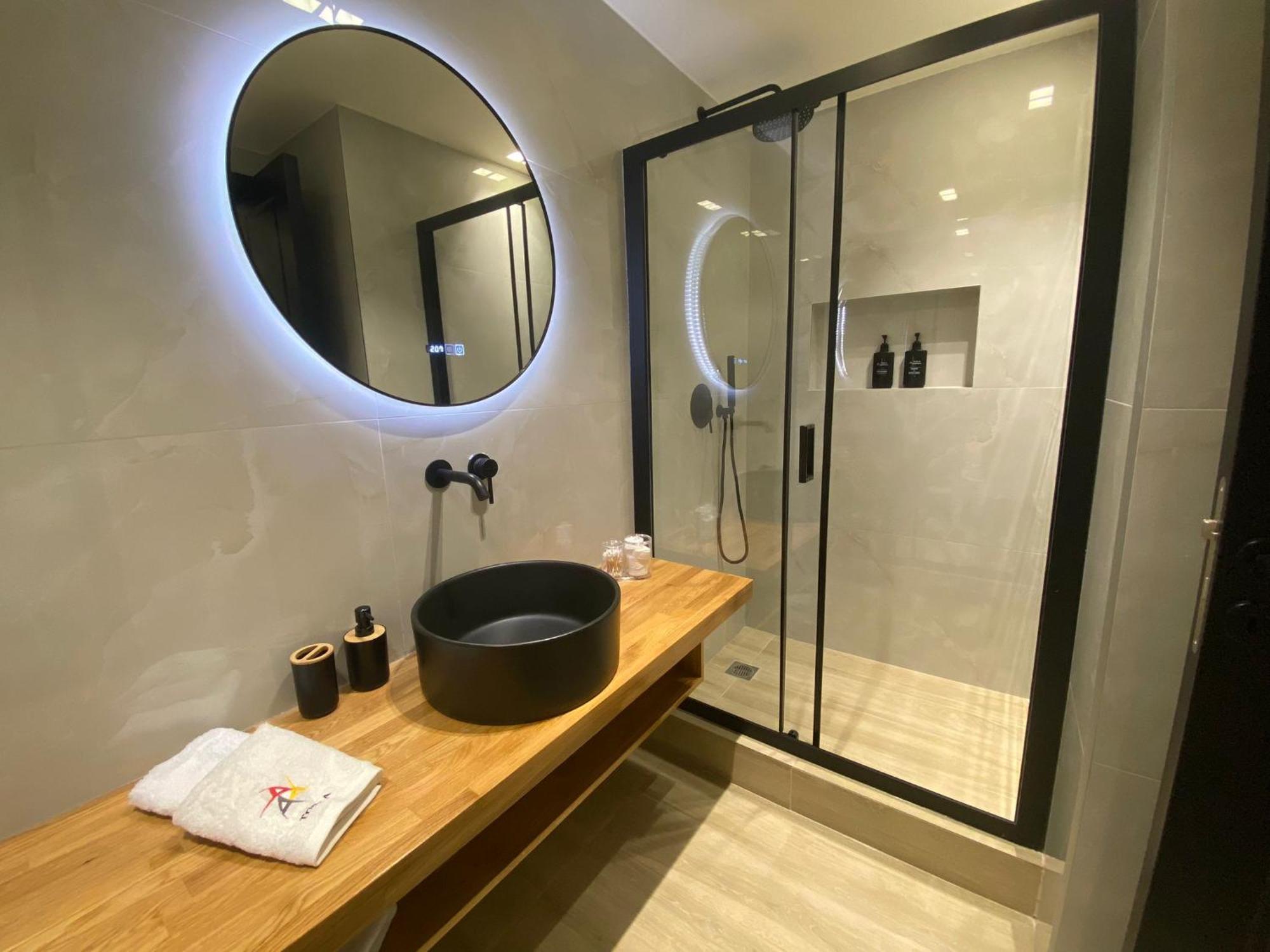 Triple A - Near Ermou Shopping Street - Family Hospitality - Free Parking! Aparthotel Атина Екстериор снимка