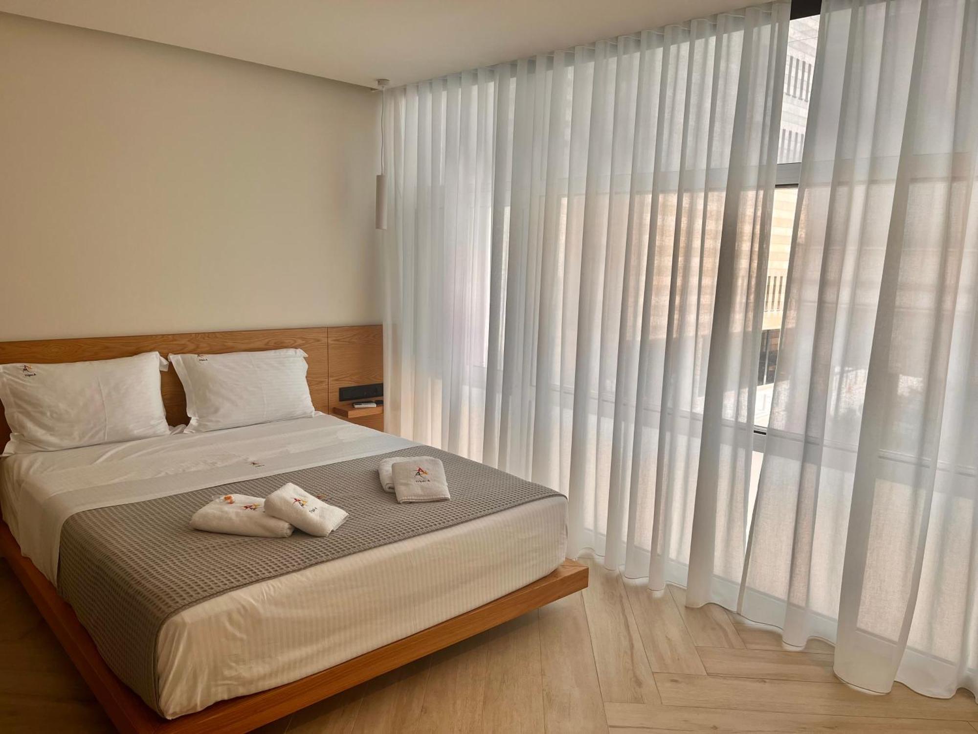 Triple A - Near Ermou Shopping Street - Family Hospitality - Free Parking! Aparthotel Атина Екстериор снимка