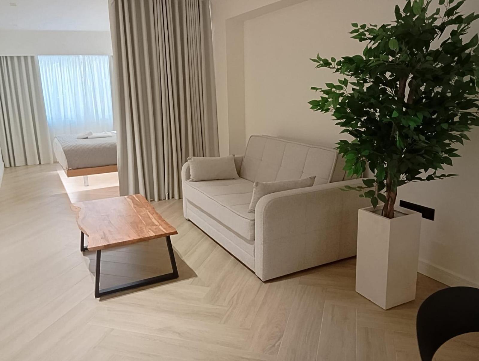 Triple A - Near Ermou Shopping Street - Family Hospitality - Free Parking! Aparthotel Атина Екстериор снимка